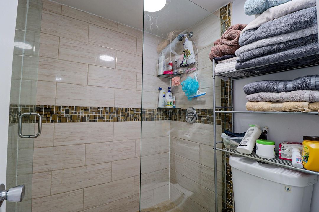 For Sale: $200,000 (2 beds, 2 baths, 852 Square Feet)