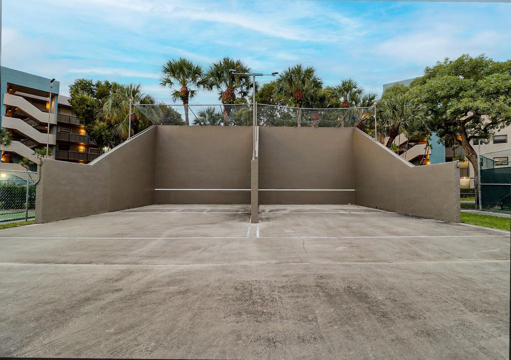 For Sale: $200,000 (2 beds, 2 baths, 852 Square Feet)