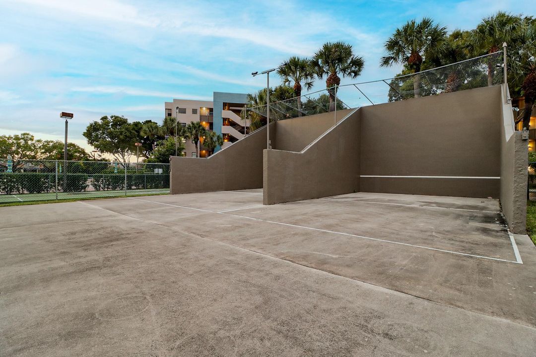 For Sale: $200,000 (2 beds, 2 baths, 852 Square Feet)