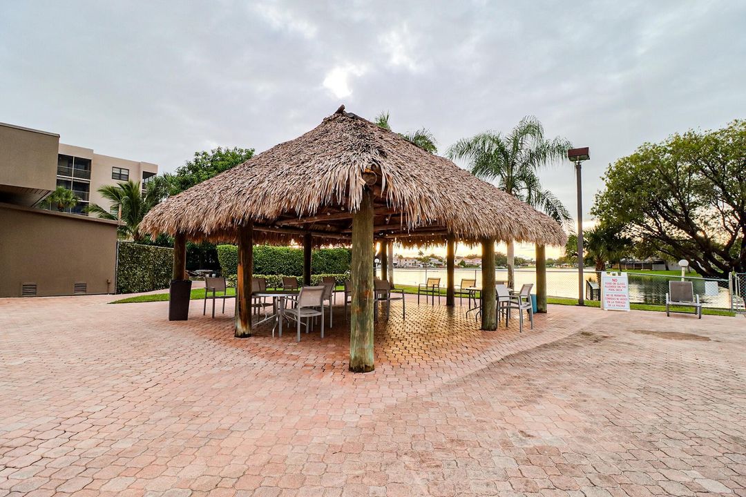 For Sale: $200,000 (2 beds, 2 baths, 852 Square Feet)