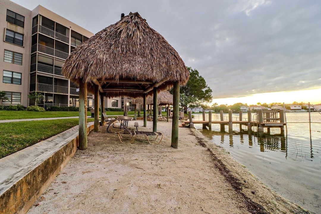 For Sale: $200,000 (2 beds, 2 baths, 852 Square Feet)