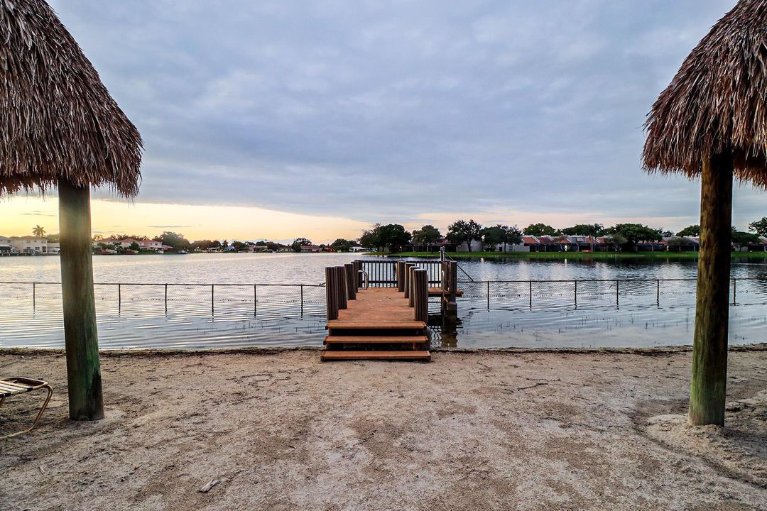 For Sale: $200,000 (2 beds, 2 baths, 852 Square Feet)