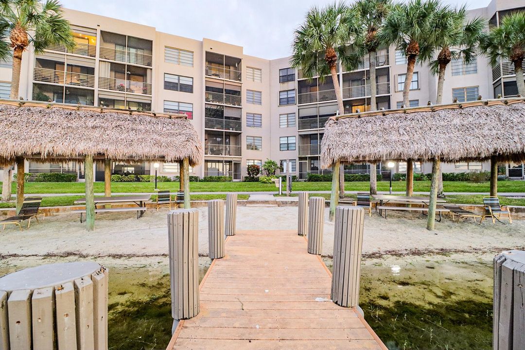 For Sale: $200,000 (2 beds, 2 baths, 852 Square Feet)