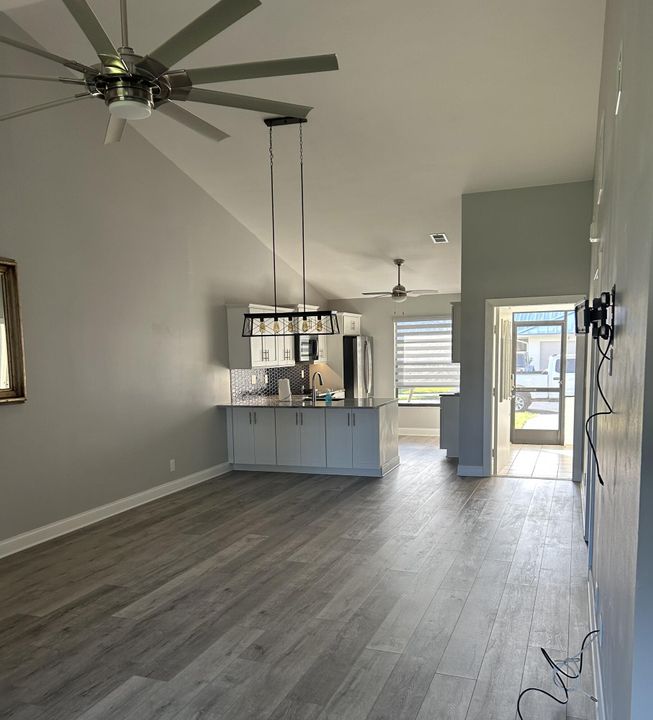 For Rent: $2,500 (2 beds, 2 baths, 1306 Square Feet)