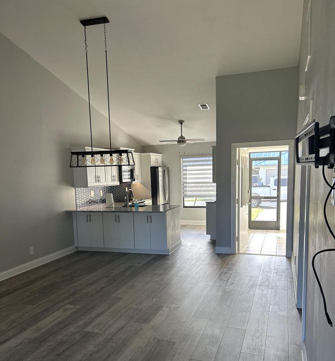 For Rent: $2,500 (2 beds, 2 baths, 1306 Square Feet)