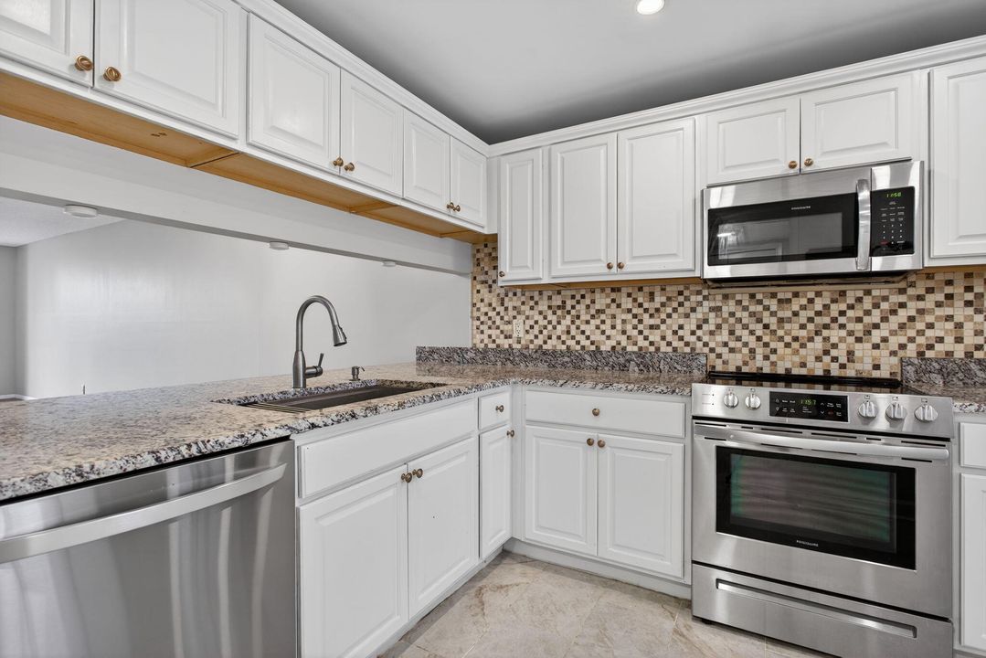 待售: $290,000 (2 贝兹, 2 浴室, 1351 平方英尺)