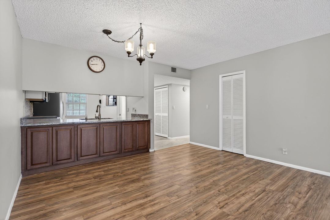 待售: $290,000 (2 贝兹, 2 浴室, 1351 平方英尺)