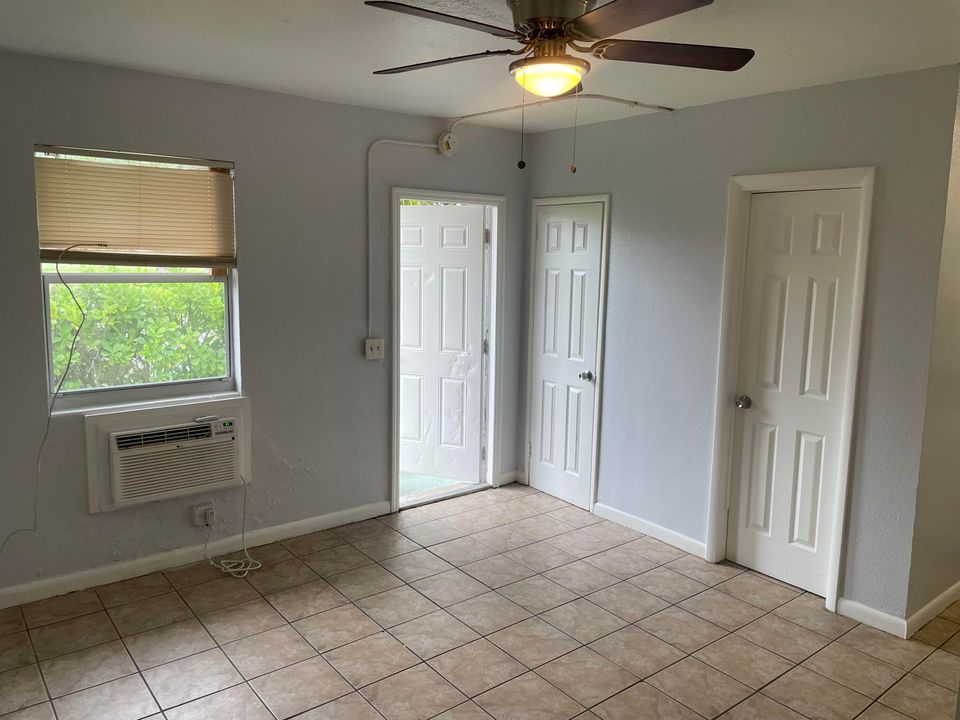 For Rent: $1,200 (0 beds, 1 baths, 300 Square Feet)