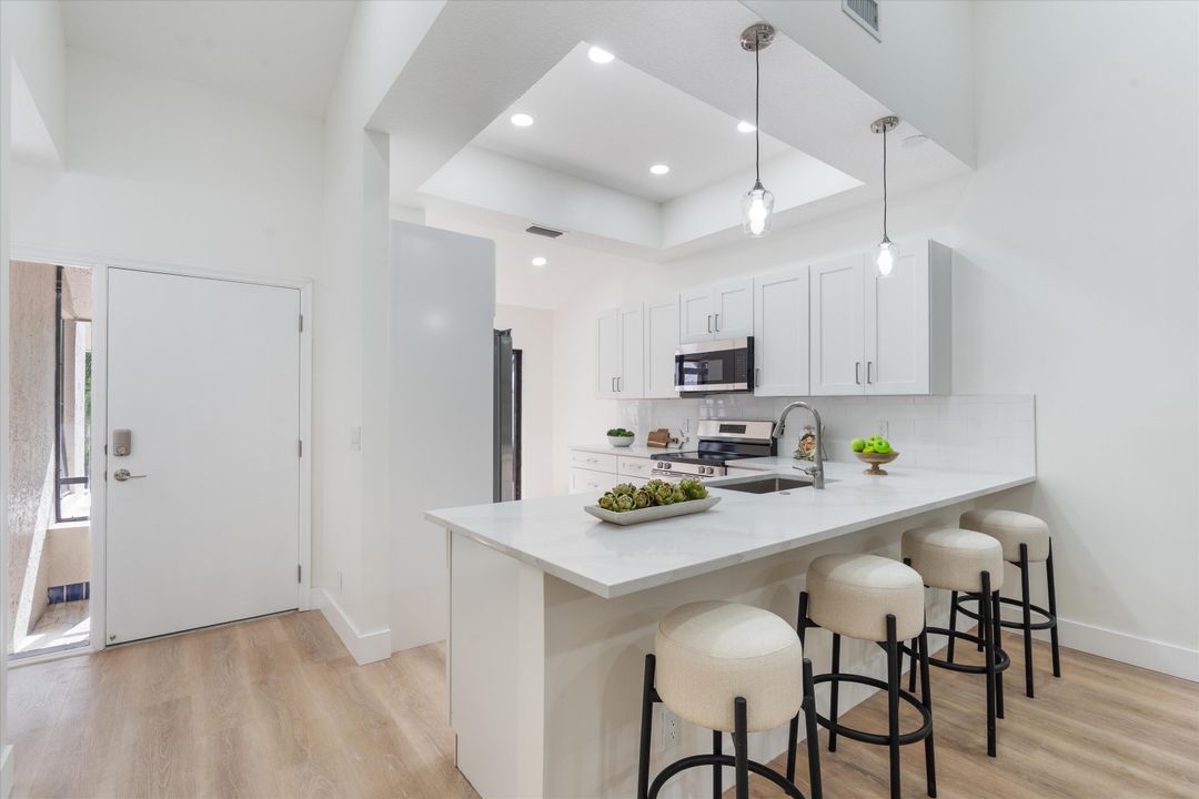 For Sale: $329,900 (2 beds, 2 baths, 1204 Square Feet)