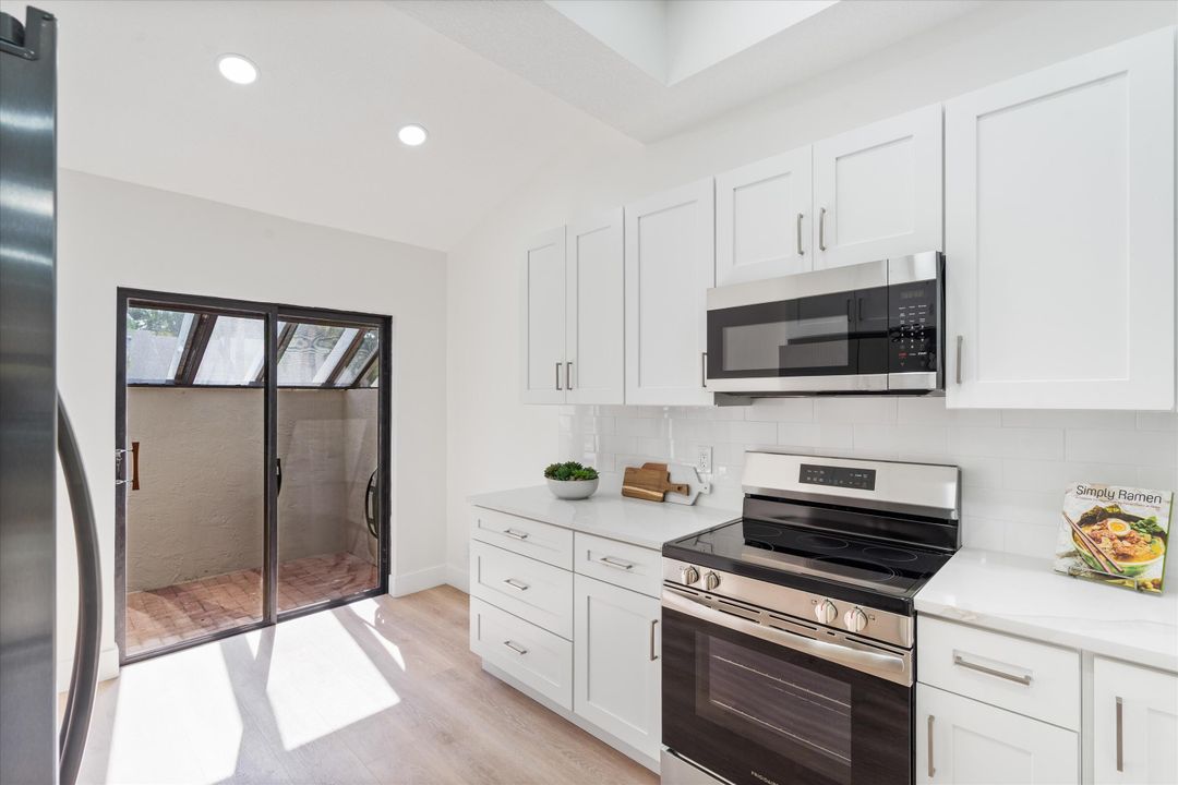 For Sale: $329,900 (2 beds, 2 baths, 1204 Square Feet)