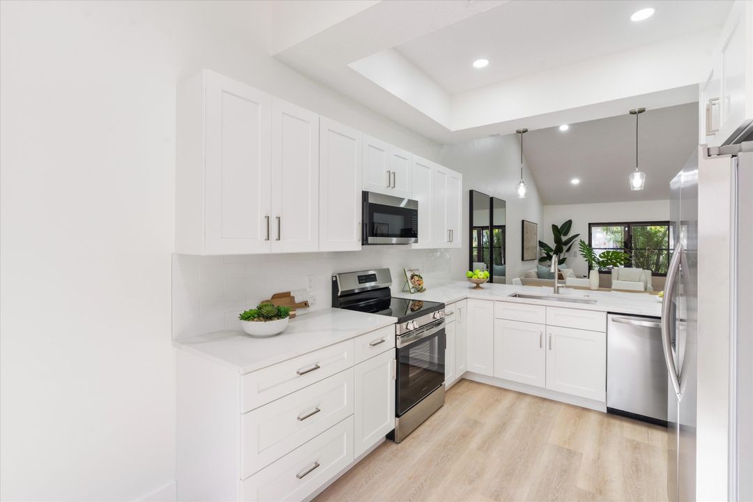 For Sale: $329,900 (2 beds, 2 baths, 1204 Square Feet)