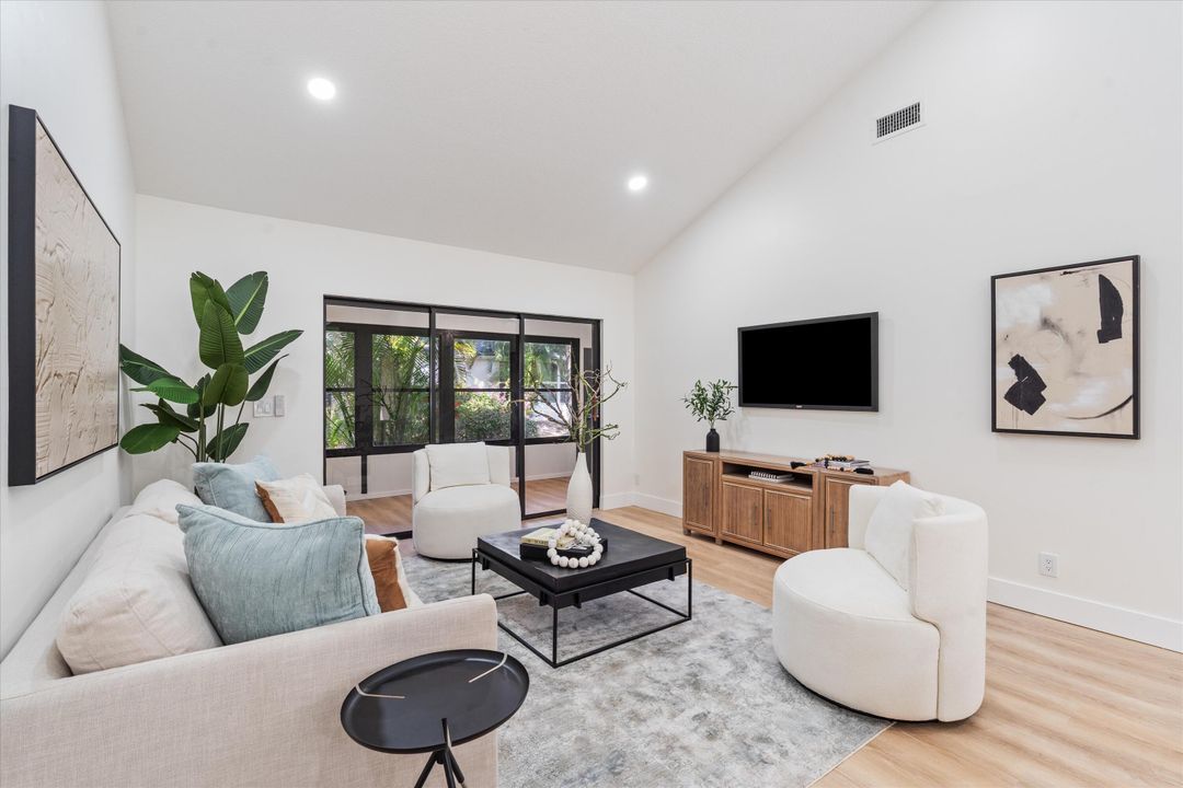 For Sale: $329,900 (2 beds, 2 baths, 1204 Square Feet)