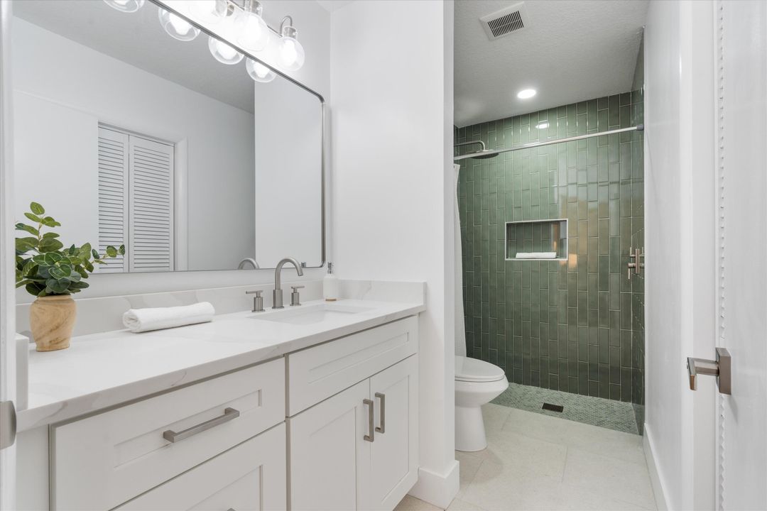 For Sale: $329,900 (2 beds, 2 baths, 1204 Square Feet)