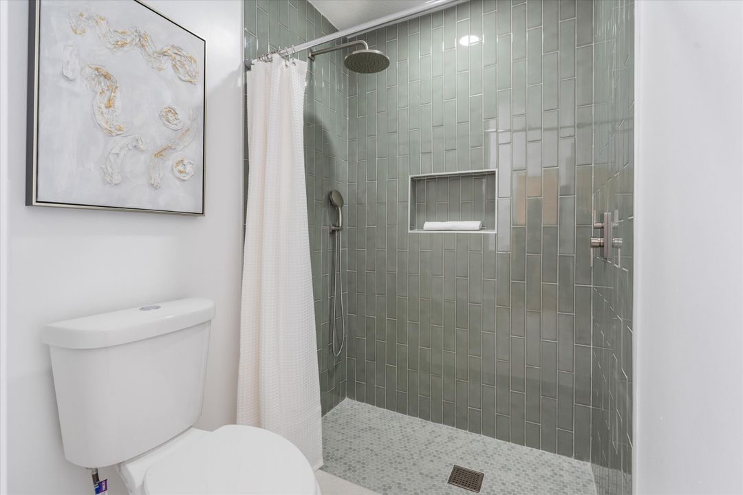 For Sale: $329,900 (2 beds, 2 baths, 1204 Square Feet)