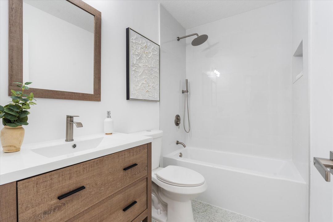 For Sale: $329,900 (2 beds, 2 baths, 1204 Square Feet)