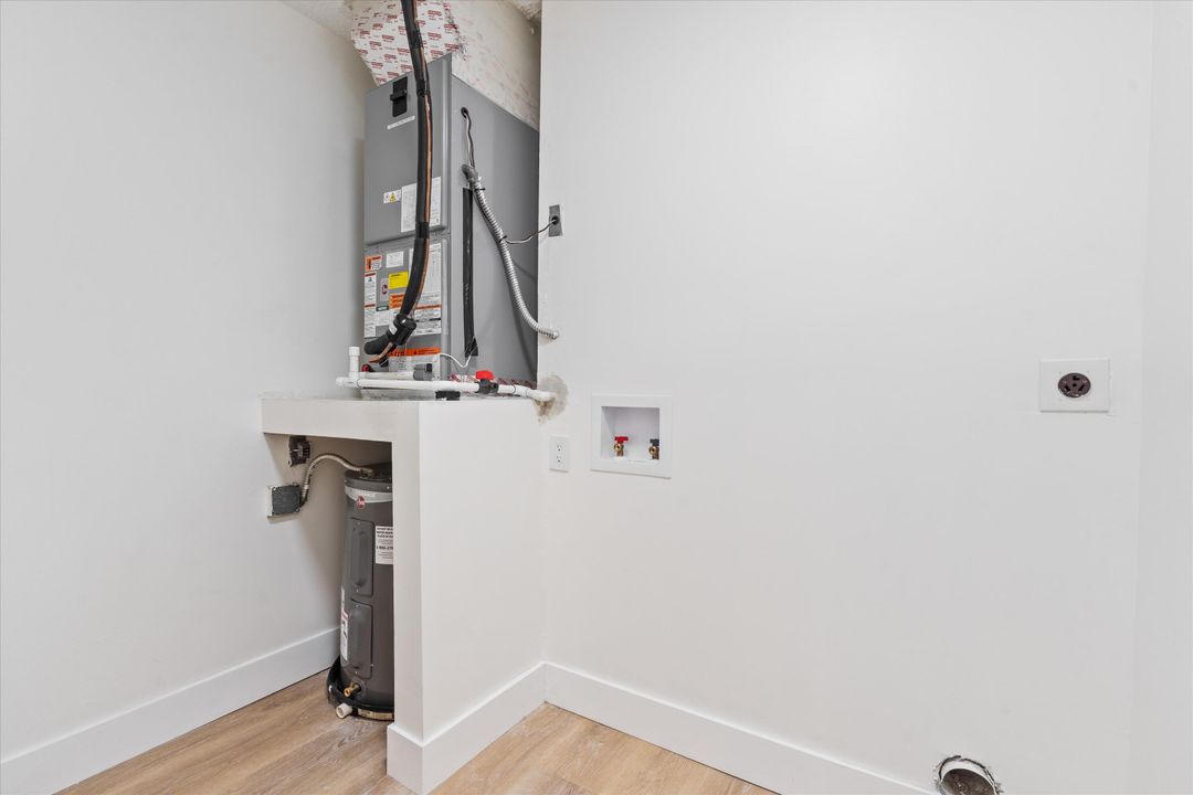 For Sale: $329,900 (2 beds, 2 baths, 1204 Square Feet)