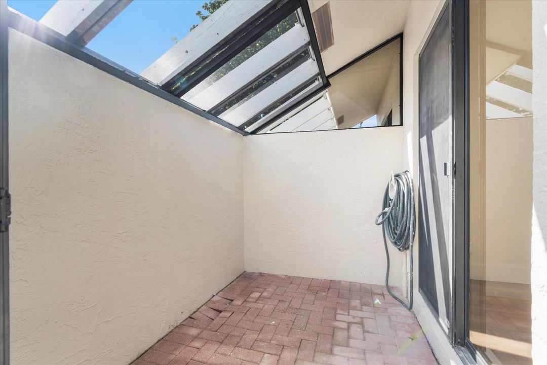 For Sale: $329,900 (2 beds, 2 baths, 1204 Square Feet)