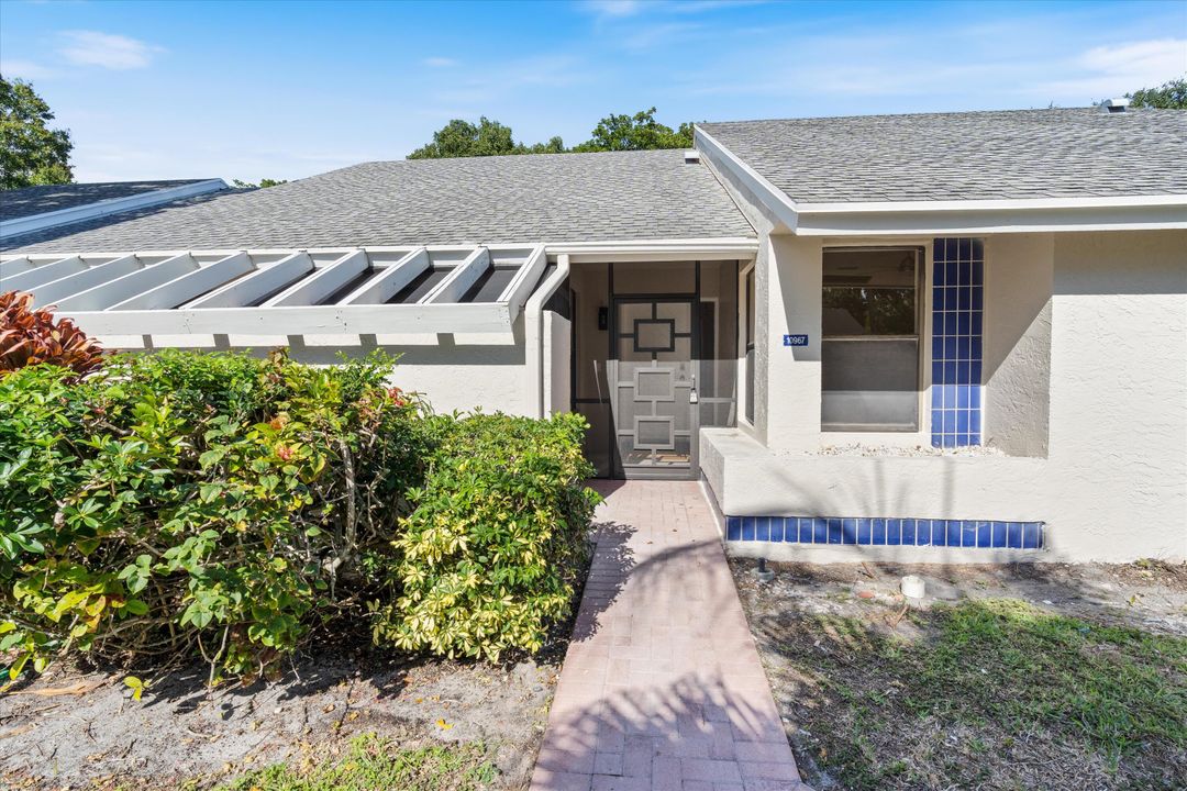 For Sale: $329,900 (2 beds, 2 baths, 1204 Square Feet)