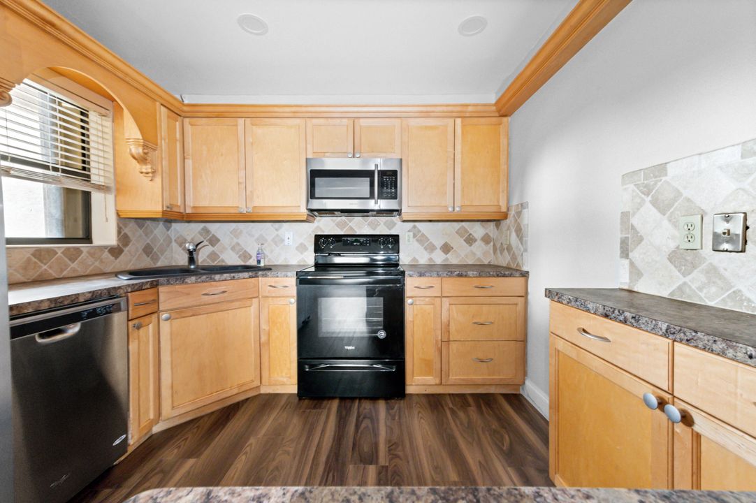 For Rent: $2,500 (2 beds, 2 baths, 982 Square Feet)