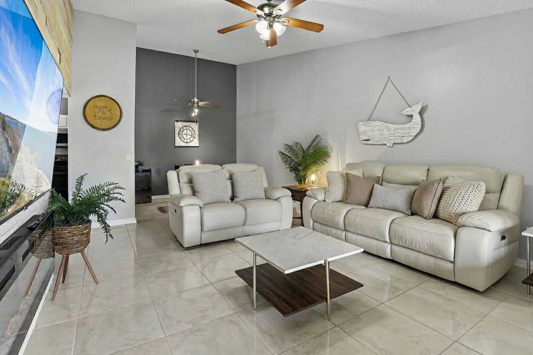 For Sale: $270,000 (2 beds, 2 baths, 1000 Square Feet)