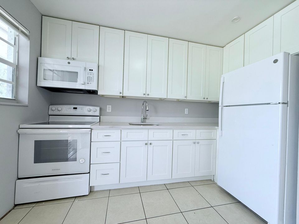 出租: $1,350 (1 贝兹, 1 浴室, 800 平方英尺)