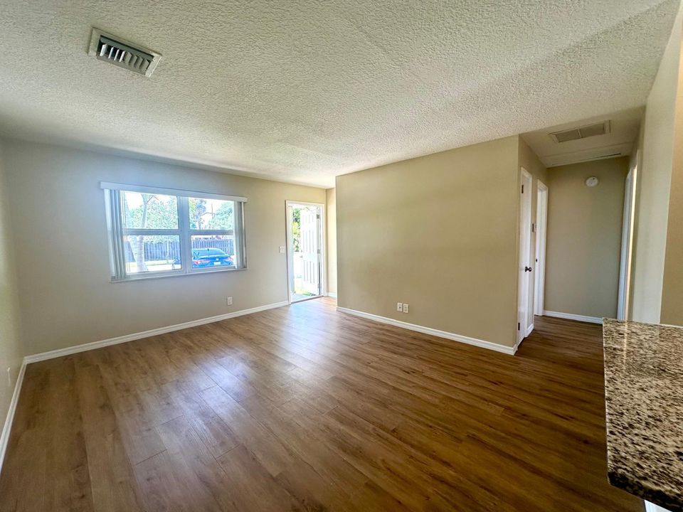 En Renta: $2,175 (2 camas, 1 baños, 1000 Pies cuadrados)