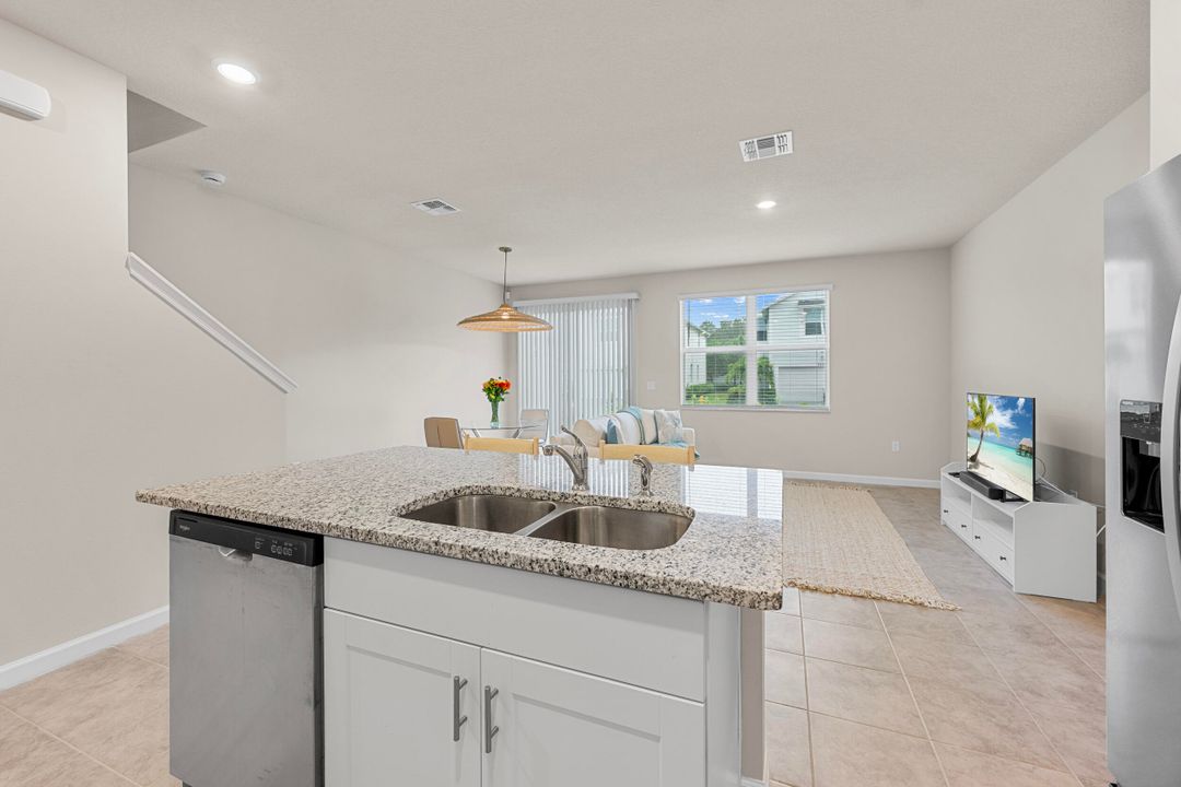 For Rent: $2,595 (3 beds, 2 baths, 1475 Square Feet)