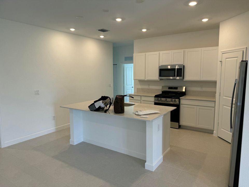 出租: $2,700 (4 贝兹, 2 浴室, 1817 平方英尺)