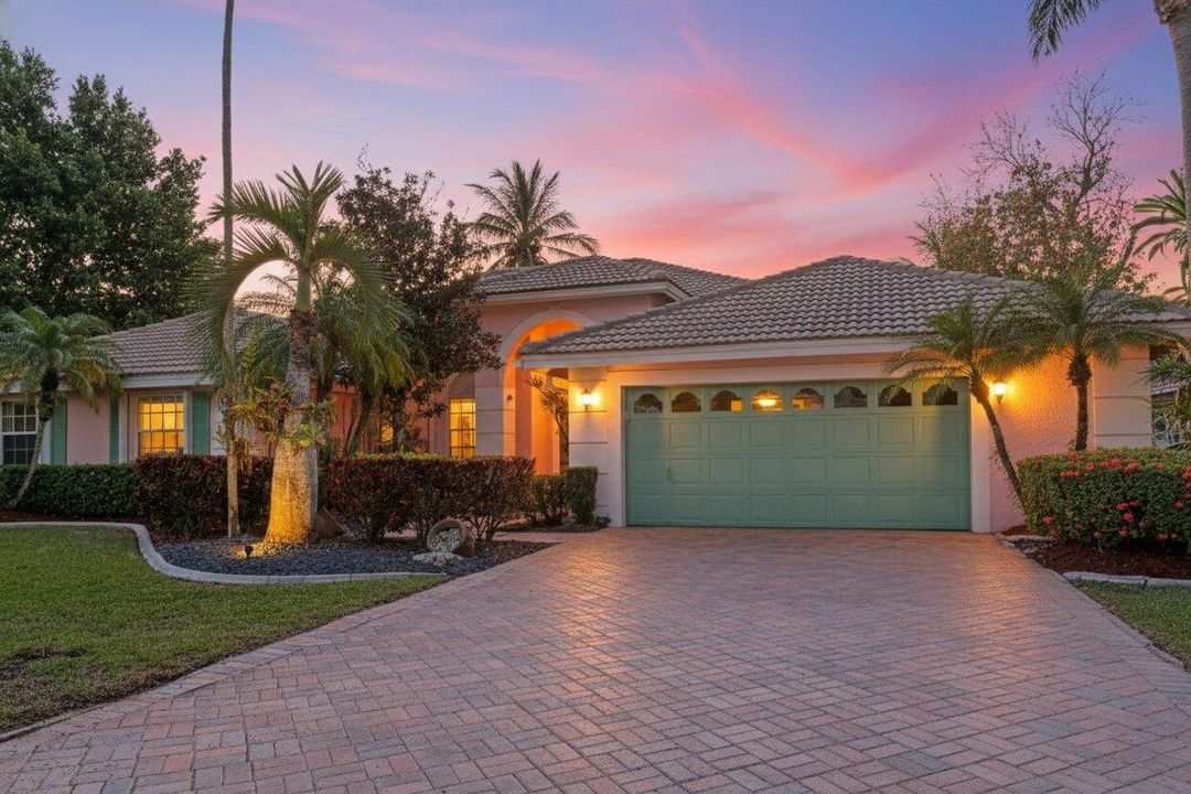 For Sale: $850,000 (5 beds, 3 baths, 2819 Square Feet)