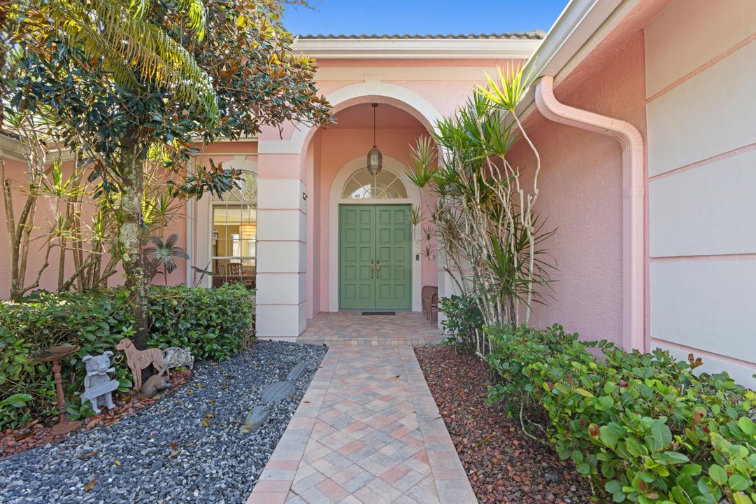 For Sale: $850,000 (5 beds, 3 baths, 2819 Square Feet)