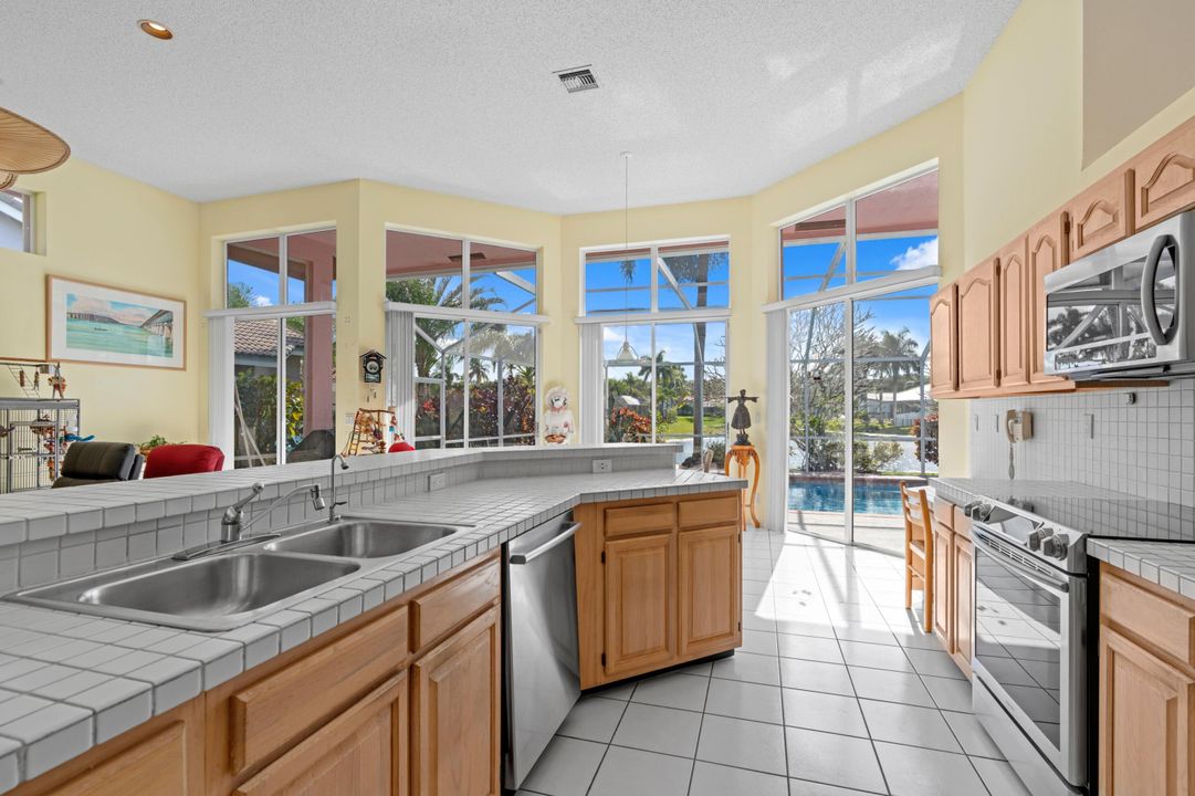 For Sale: $850,000 (5 beds, 3 baths, 2819 Square Feet)