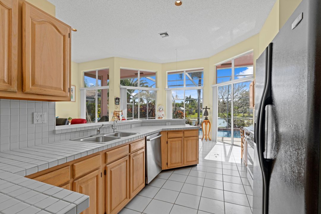 For Sale: $850,000 (5 beds, 3 baths, 2819 Square Feet)