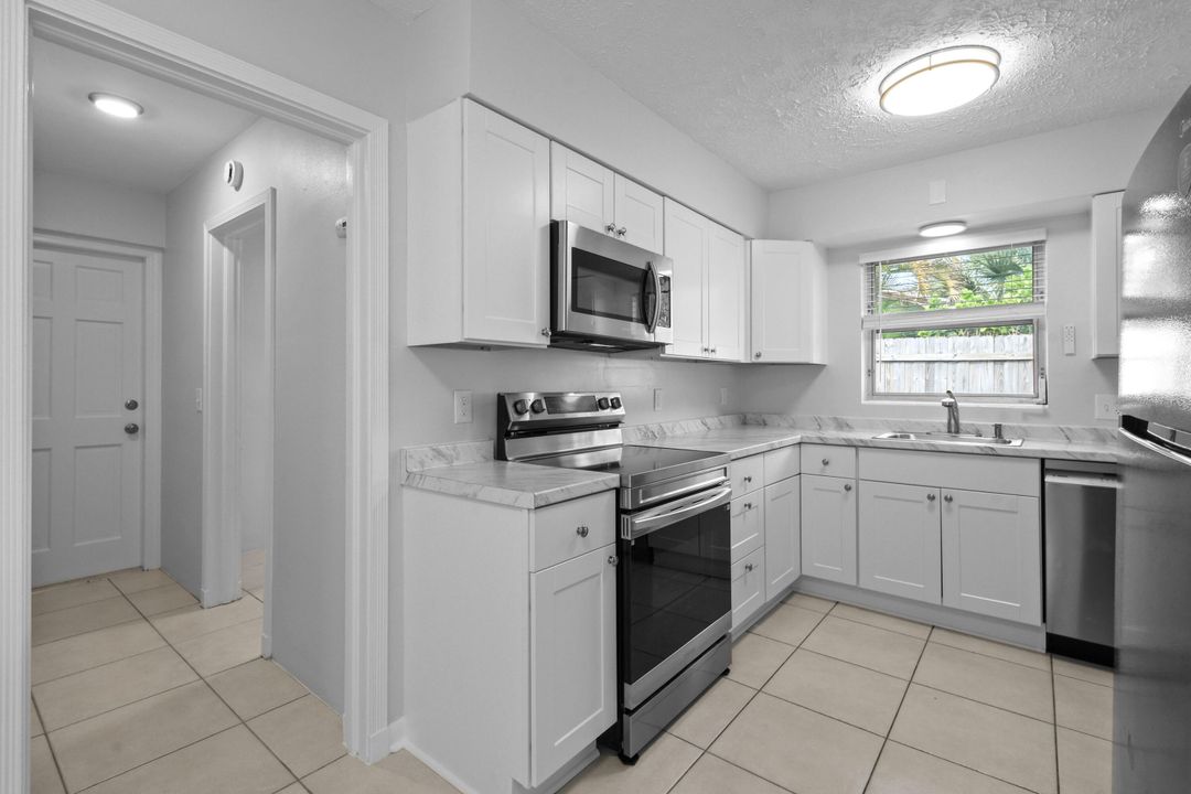 For Rent: $3,200 (2 beds, 2 baths, 2051 Square Feet)