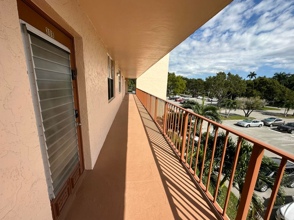 For Rent: $2,000 (2 beds, 2 baths, 1060 Square Feet)