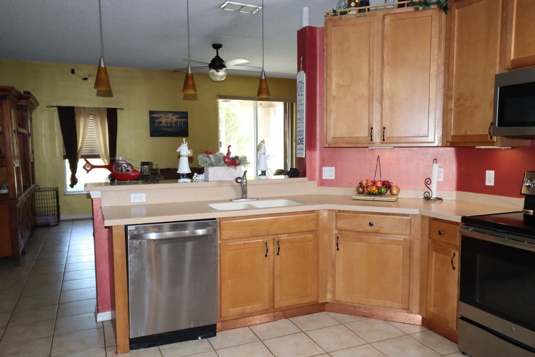 待售: $399,000 (4 贝兹, 2 浴室, 1938 平方英尺)