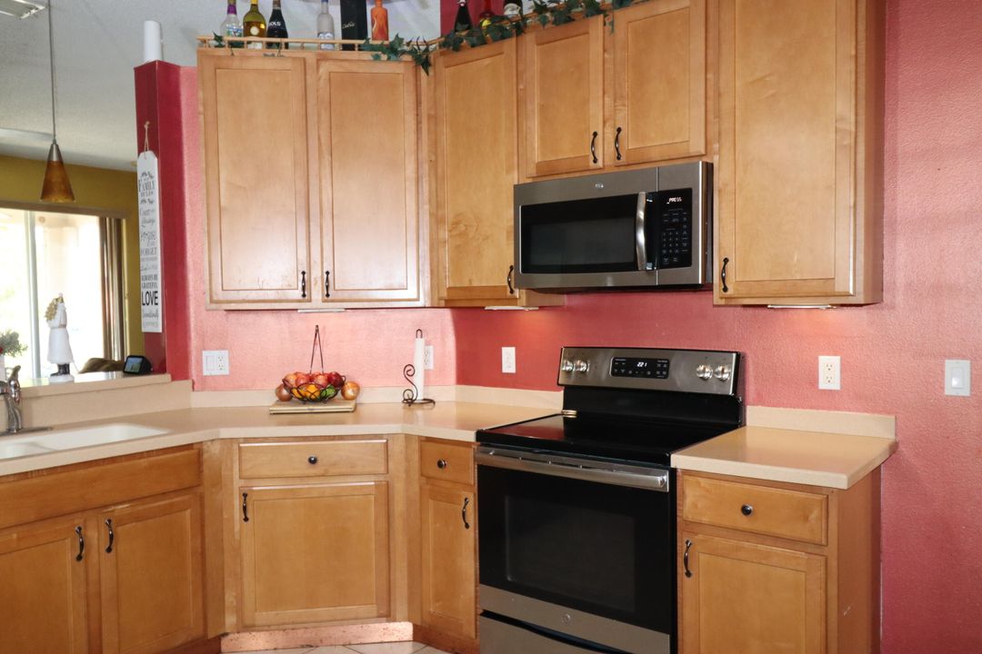 待售: $399,000 (4 贝兹, 2 浴室, 1938 平方英尺)