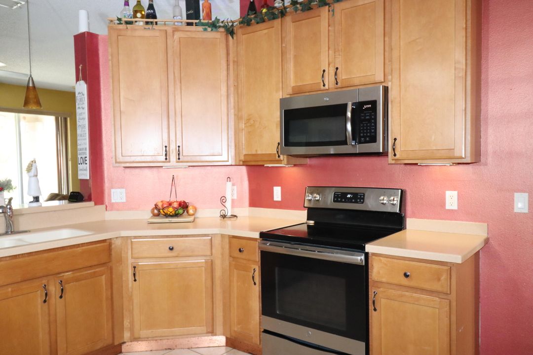 待售: $399,000 (4 贝兹, 2 浴室, 1938 平方英尺)