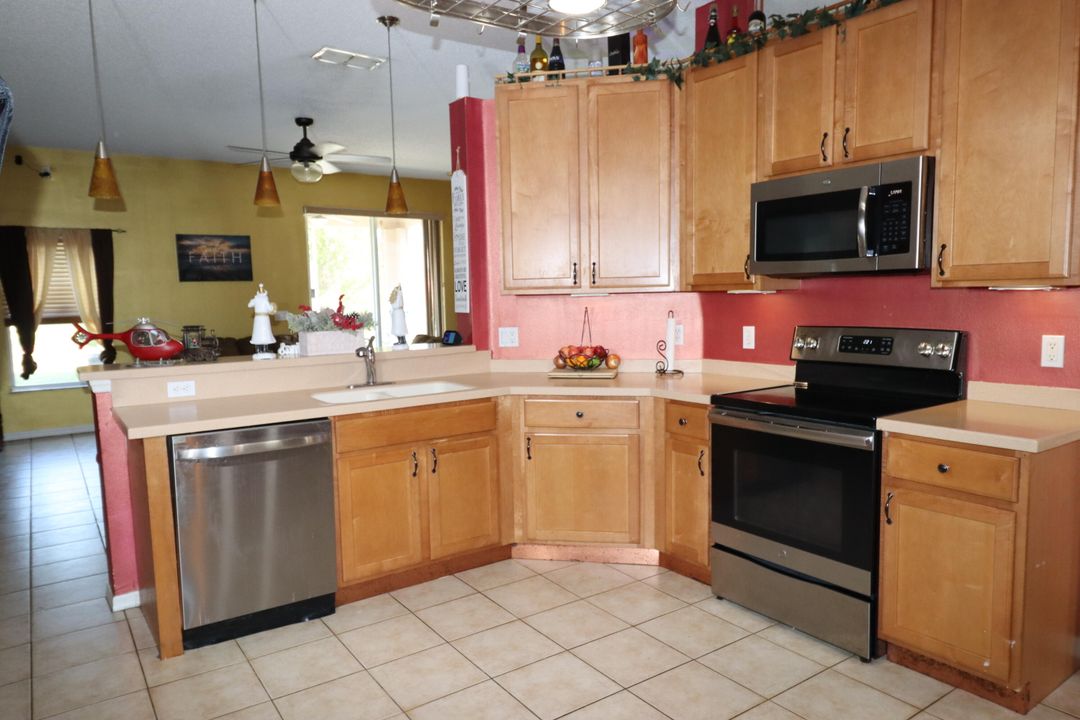 待售: $399,000 (4 贝兹, 2 浴室, 1938 平方英尺)