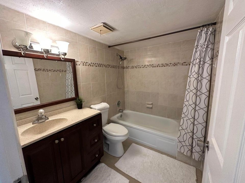 For Rent: $2,000 (2 beds, 2 baths, 1060 Square Feet)