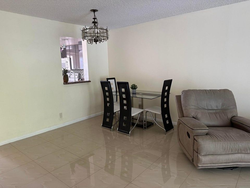 For Rent: $2,000 (2 beds, 2 baths, 1060 Square Feet)