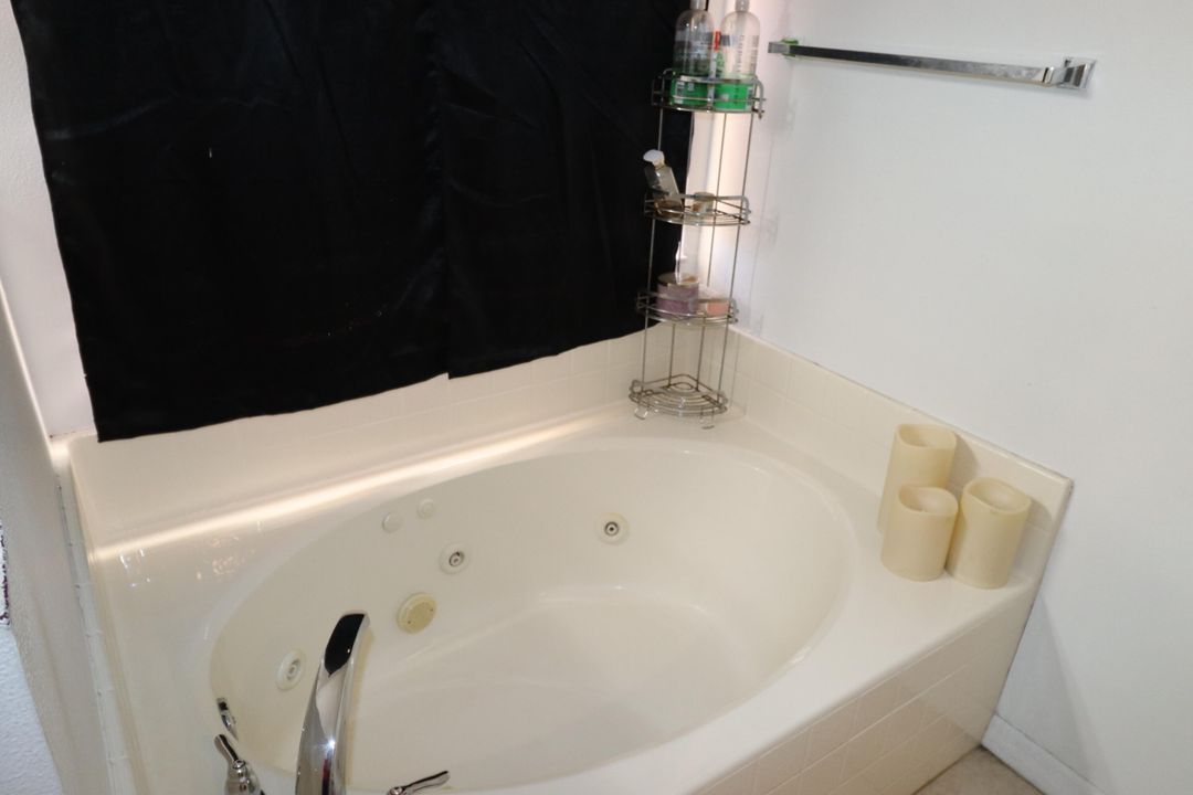 待售: $399,000 (4 贝兹, 2 浴室, 1938 平方英尺)