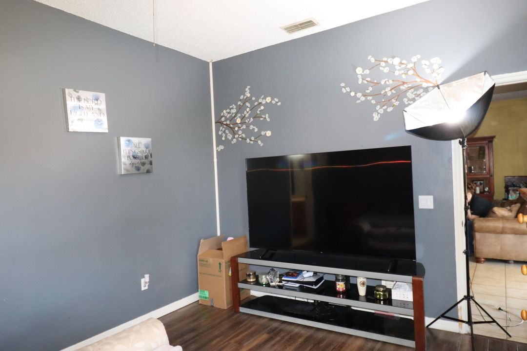 待售: $399,000 (4 贝兹, 2 浴室, 1938 平方英尺)