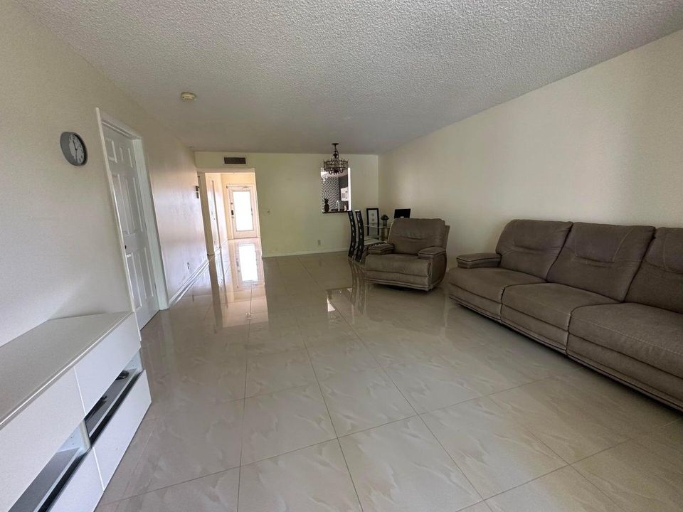 For Rent: $2,000 (2 beds, 2 baths, 1060 Square Feet)