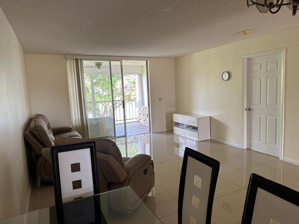 For Rent: $2,000 (2 beds, 2 baths, 1060 Square Feet)