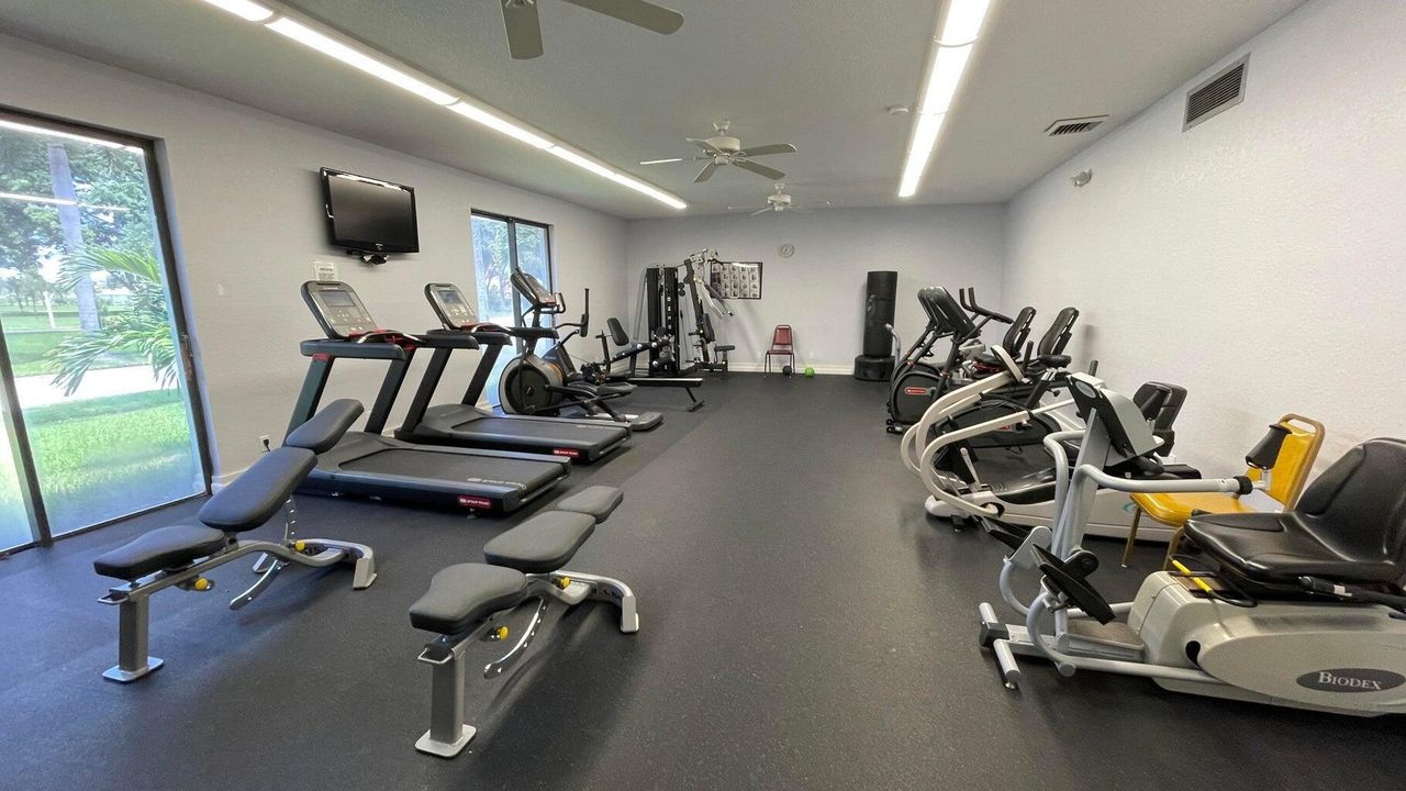 For Rent: $2,000 (2 beds, 2 baths, 1060 Square Feet)