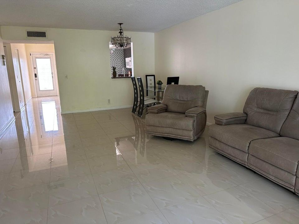 For Rent: $2,000 (2 beds, 2 baths, 1060 Square Feet)