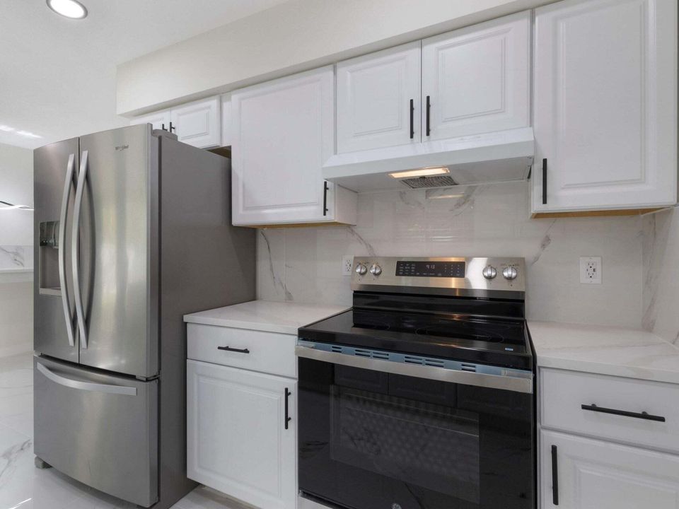 На продажу: $590,000 (4 спален, 2 ванн, 1181 Квадратных фут)