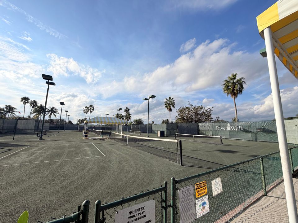 出租: $3,100 (3 贝兹, 2 浴室, 1500 平方英尺)