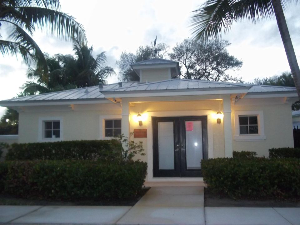 Activo con contrato: $1,975 (4 camas, 3 baños, 1834 Pies cuadrados)