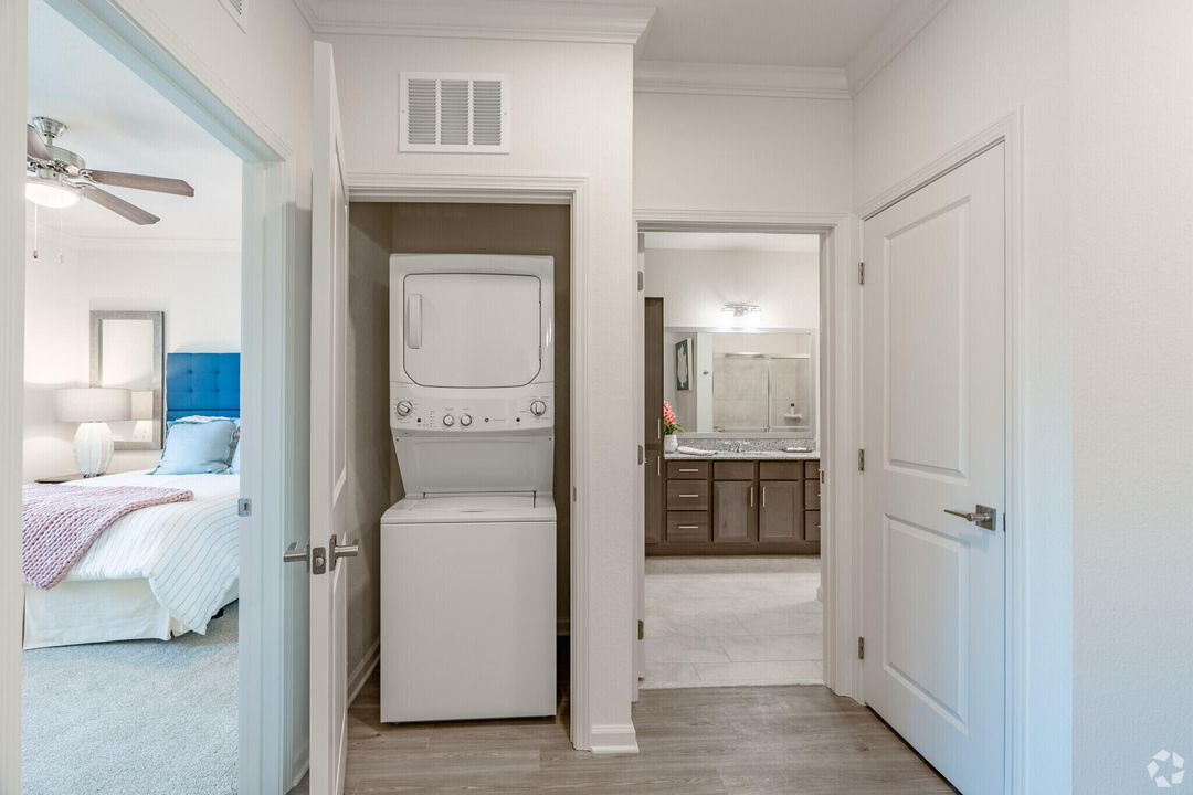 For Rent: $2,476 (1 beds, 1 baths, 800 Square Feet)